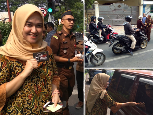 Kejari Surabaya Bagikan Stiker Anti Korupsi