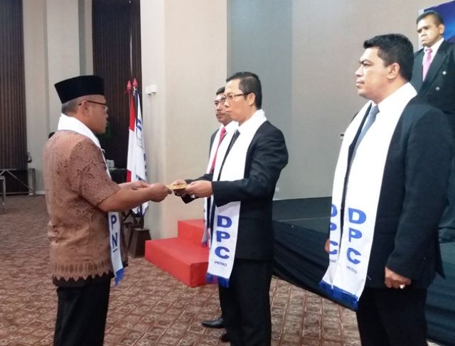 Peradi Lantik Robert Simangunsong sebagai Ketua DPC Surabaya 